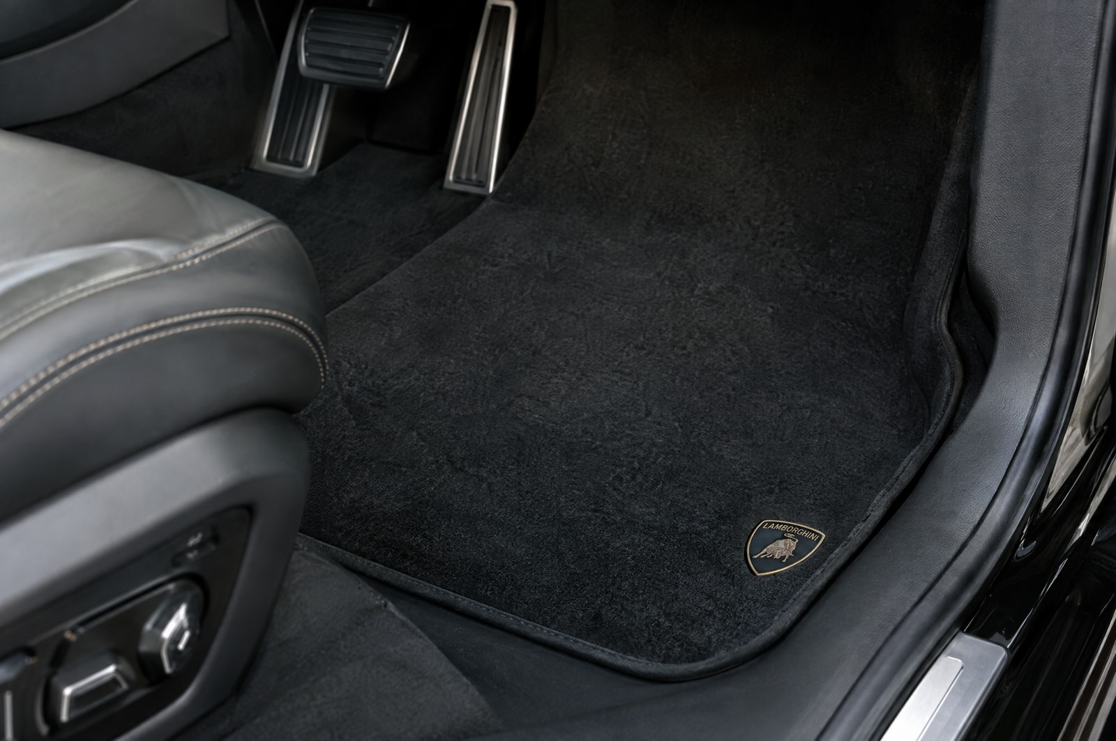 Fitted car carpet: Fit and finish · Motenza, Hollywood FL